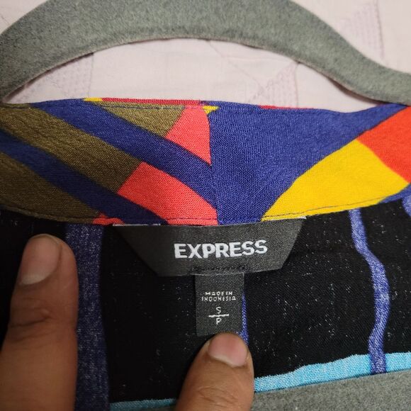 Express Bright Multi colored button up tie front Blouse Geometric Pattern Size S - Picture 6 of 7